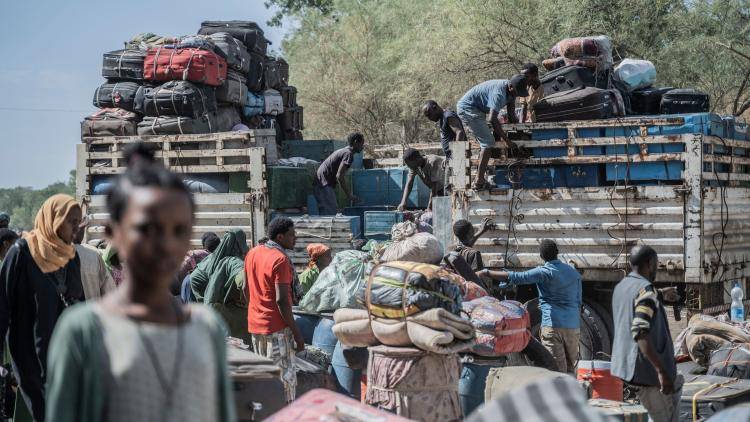 Refugees' luggage being loaded onto a truck on the Sudanese border, 5 May 2023