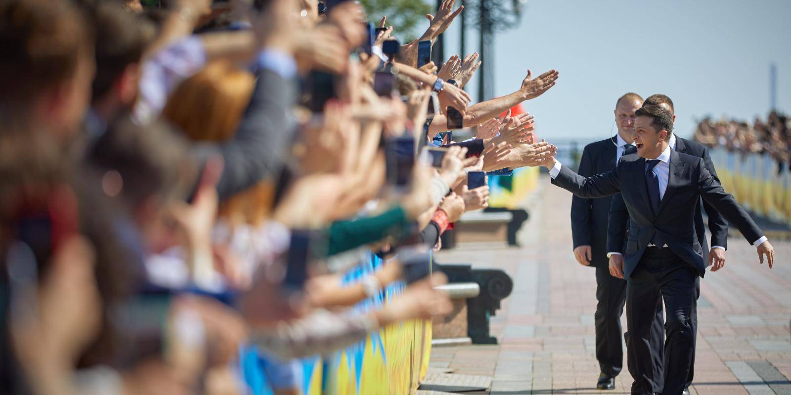 Image shows Volodymyr Zelenskyy greeting crowds in Kyiv on his way to be sworn in as president of Ukraine 