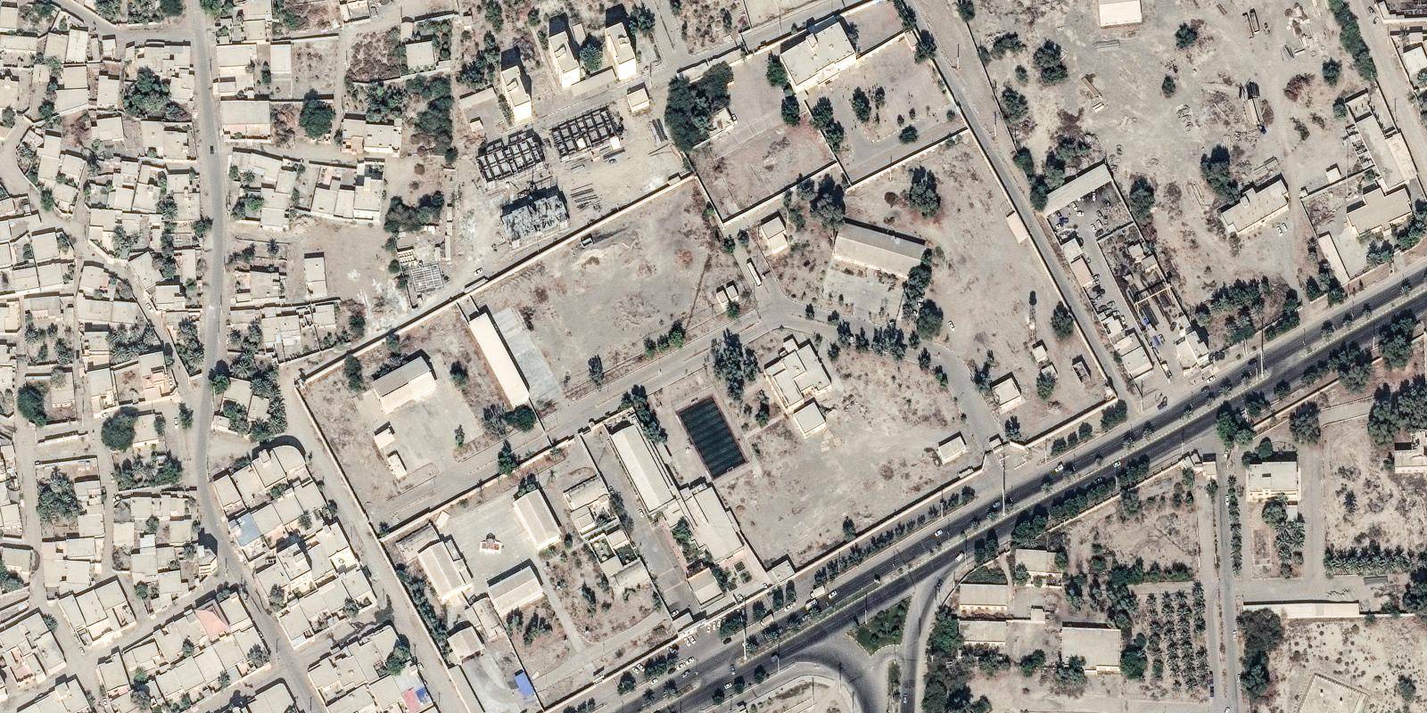 تصویر — یک تصویر ماهواره‌ای وانتور (Vantor) نمای کلی ساختمان مدرسه ابتدایی شجره طیبه و پایگاه مجاور سپاه پاسداران انقلاب اسلامی در میناب، ایران را نشان می‌دهد. تصویر ماهواره‌ای (حق چاپ) ۲۰۲۶ وانتور از طریق گتی‌ایمیجز.