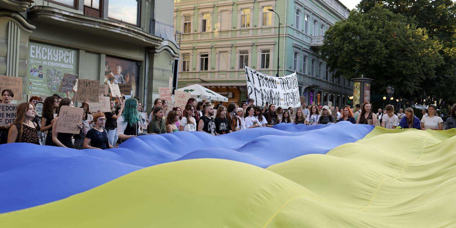 Image of a large Ukrainian flag amid protesters