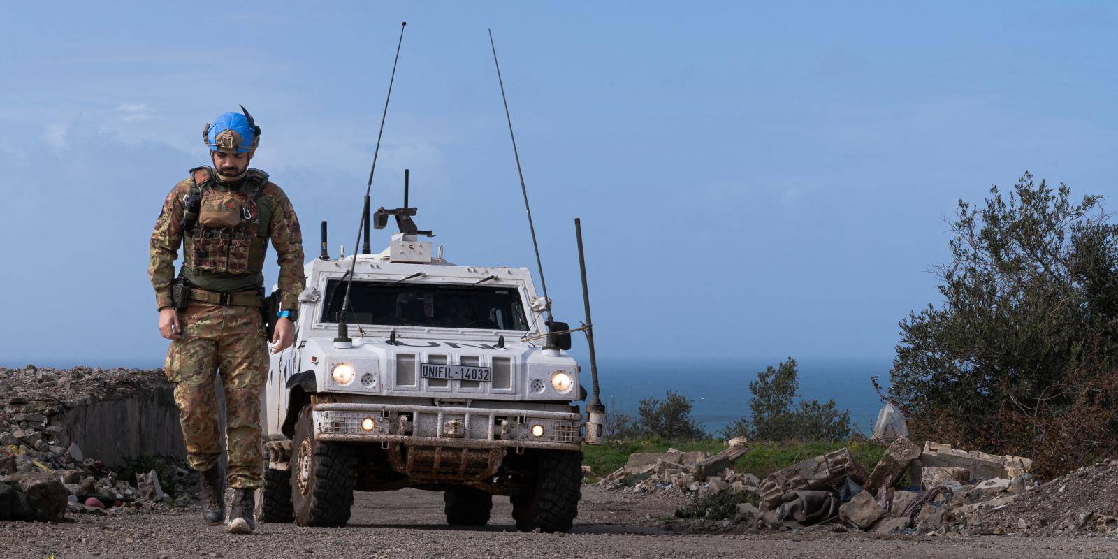 Image of a UN peacekeeper alongside a vehicle in southern Lebanon