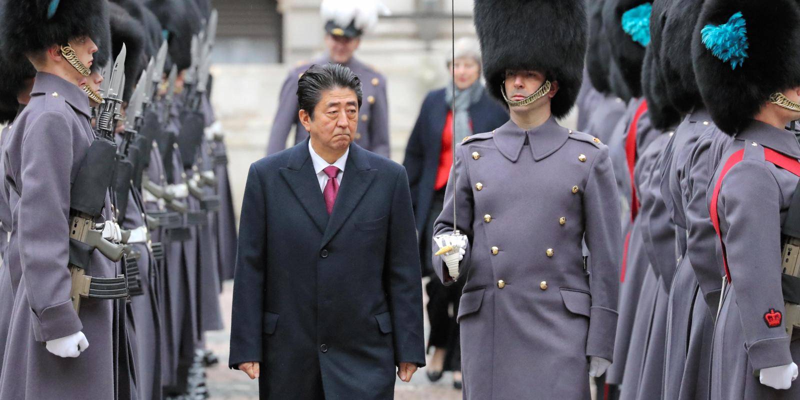 Shinzo Abe reviews an honour guard at the Foreign and Commonwealth office before his meeting with Theresa May on 10 January 2019 in London. Photo: Getty Images