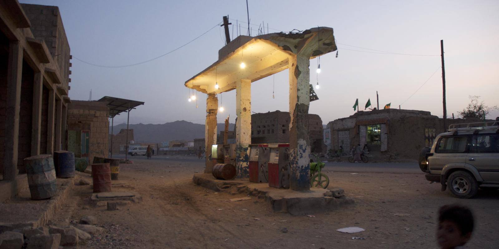 Cover image: A petrol pump near Harf Sufyan, Amran governorate, Yemen,
February 2014.
Copyright © Peter Salisbury