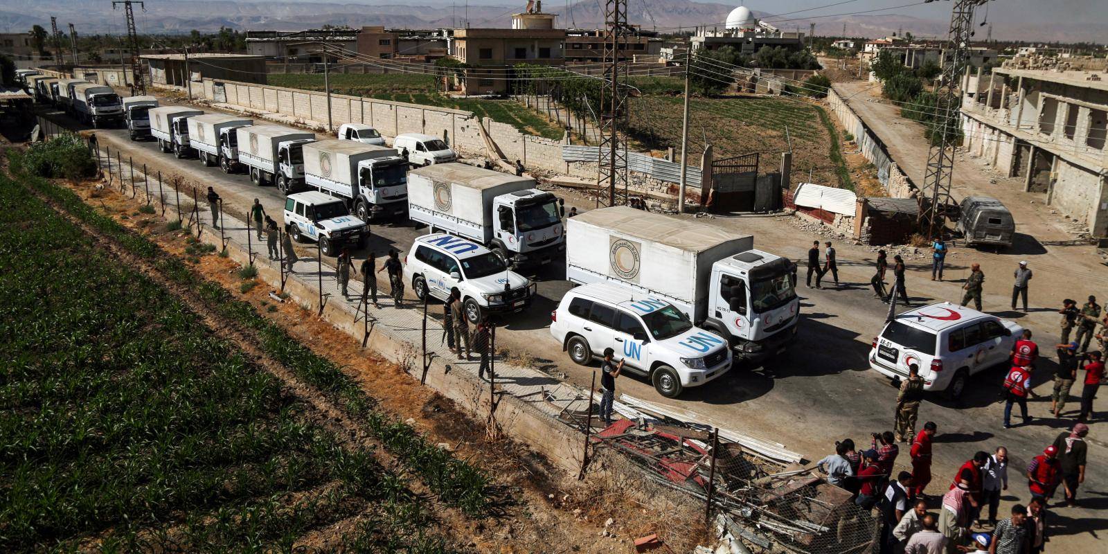 A United Nations and Syrian Arab Red Crescent (SARC) convoy delivers aid packagesin the rebel-held town of Nashabiyah in eastern Ghouta for the first time in five years on 30 July 2017.