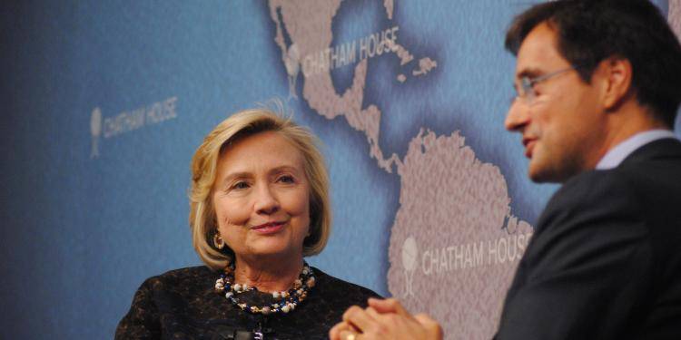 Robin Niblett awards Hillary Clinton the Chatham House prize in 2013