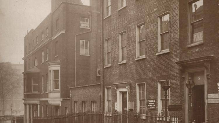Side exterior next to the Royal Institute of International Affairs at Chatham House in 1931. Photo: Chatham House.