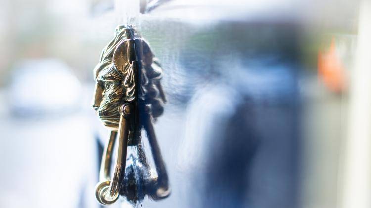 2020-03-06-chatham-house-door-knocker