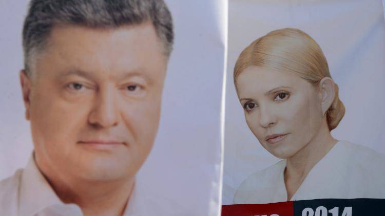 Placards depicting presidential candidates Yulia Tymoshenko (R) and Petro Poroshenko (L) are pictured in Lviv on 21 May 2014 ahead of a presidential ballot. Photo: Getty Images.