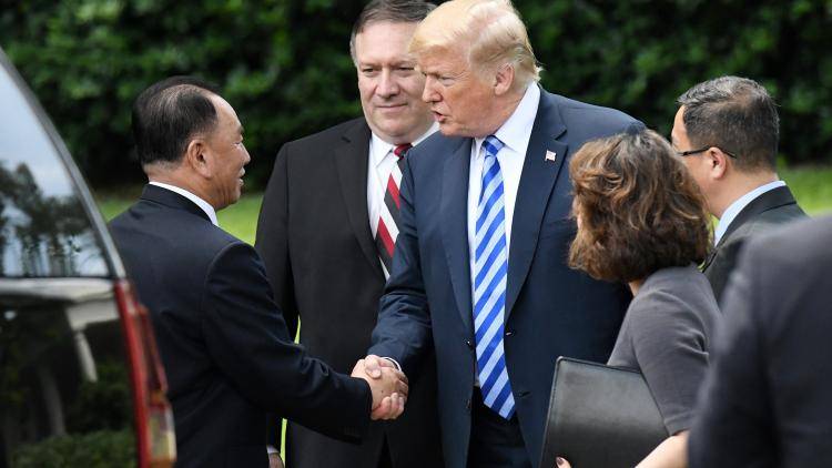 US President Donald Trump shakes hands with Kim Yong Chol, former North Korean military intelligence chief, and one of leader Kim Jong-Un’s closest aides in Washington on 1 June 2018. Both Trump and Kim Yong Chol are trying to salvage the historic summit between the US and North Korea. Photo: Getty Images.