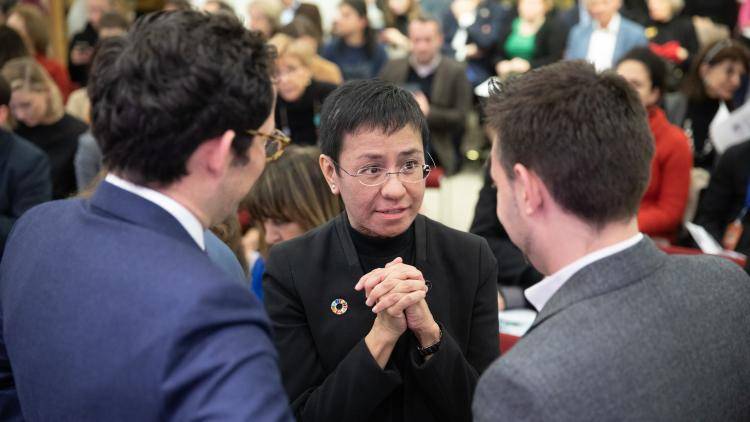 Maria Ressa, CEO of Rappler, in dialogue at a Chatham House event.