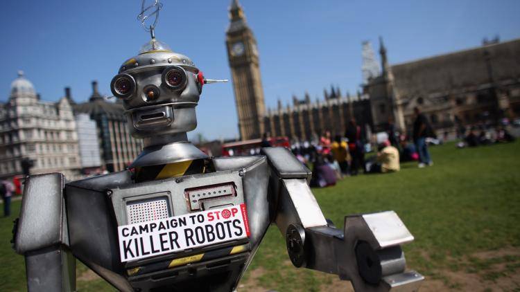 A robot distributes promotional literature calling for a ban on fully autonomous weapons in Parliament Square in London on 23 April 2013. Photo: Getty Images.