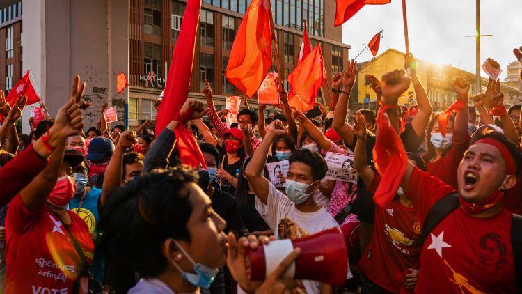 A crowd protest in Yangong, Miyanmar