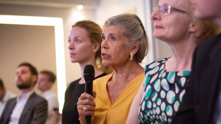 A guest asks a question at a Chatham House event. 