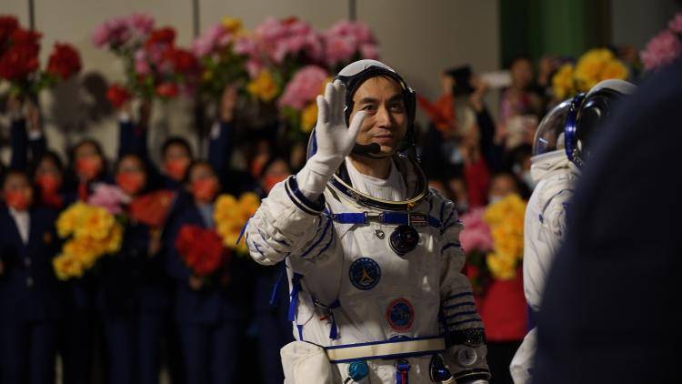  Astronaut Ye Guangfu waving before departing to space