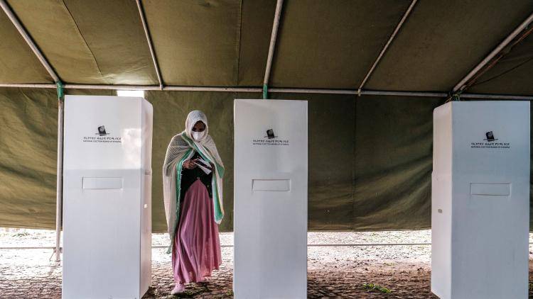 A woman casts her ballot at a polling station in the city of Bahir Dar, Ethiopia, on June 21, 2021. - Voters in Ethiopia cast ballots on June 21, 2021 in a delayed national election taking place against the backdrop of war and famine in the northern Tigray region and questions over the poll's credibility