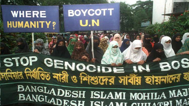Borqa-clad Bangladeshi women activists from two Moslem feminist groups silently march through the downtown 04 August protesting against Bosnian Serb aggression in Bosnia-Harzegovina in 1995.