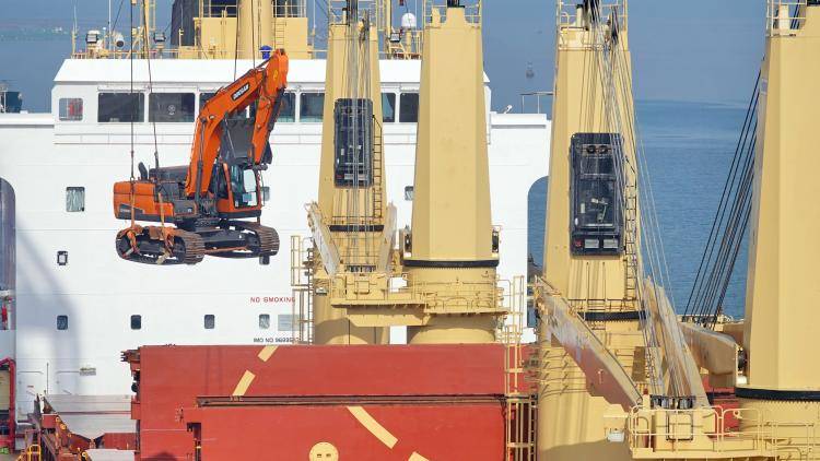 Cranes load construction machinery exported to Mexico onto the "Yantai Mexico" general cargo liner at the port of Yantai, East China's Shandong Province 
