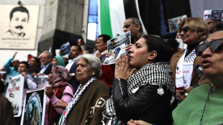 Women stansing on the steps of a Cairo building as part of a protest against the war in Gaza