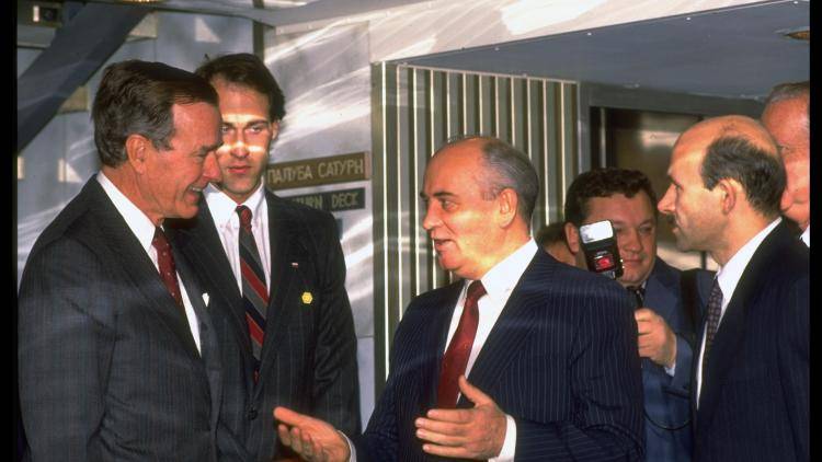 George H. Bush (l), Mikhail S. Gorbachev (c) and interpreter Pavel Palazhenko (r), during the 1989 Malta Summit. Photo: Diana Walker/Time Life Pictures/Getty