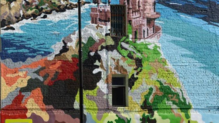 A mural depicting the Crimean landscape in central Moscow. Photo: VASILY MAXIMOV/AFP/Getty Images