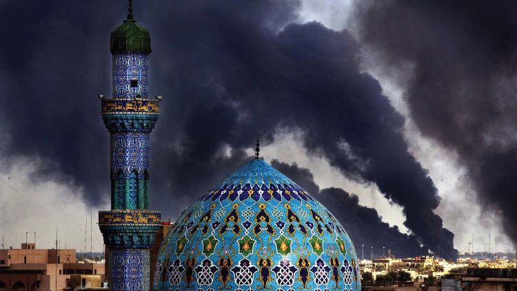 Smoking oil fires surround Baghdad. Photo: Mirrorpix/Getty Images