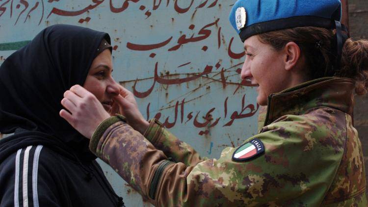 A female Italian soldier from the United Nations Interim Force in Lebanon (UNIFIL) talks with a Lebanese woman in Tibnine, South Lebanon. Photo: Getty Images.