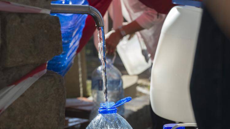 People queue up to collect water from taps fed by a spring in Newlands in 15 May 2017 in Cape Town, South Africa. South Africa's Western Cape region declared a drought disaster on 22 May 2017 as the province battled its worst water shortages for more than 112 years. Photo: Getty Images.