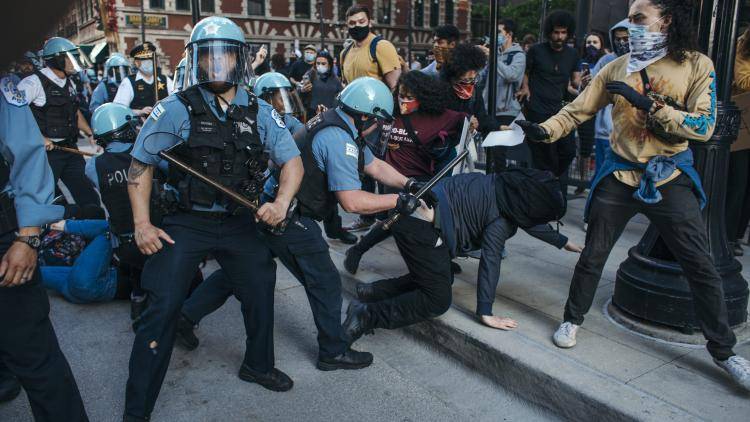 Police clash with Black Lives Matter protesters in Chicago on May 30, 2020