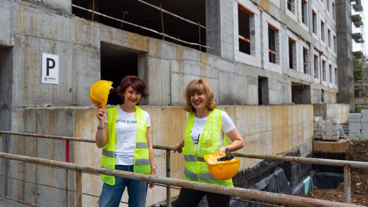 Carmen Uscatu and Oana Gheorghiu at the hospital they are building. Photo credit to Enrico Brodoloni