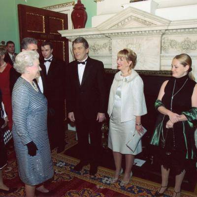 HM The Queen at the inaugural Chatham House Prize in 2005 meeting Chatham House staff.