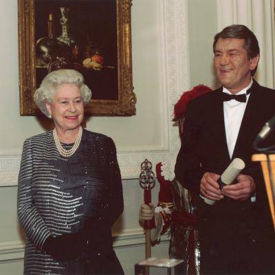 HM The Queen at the inaugural Chatham House Prize in 2005.