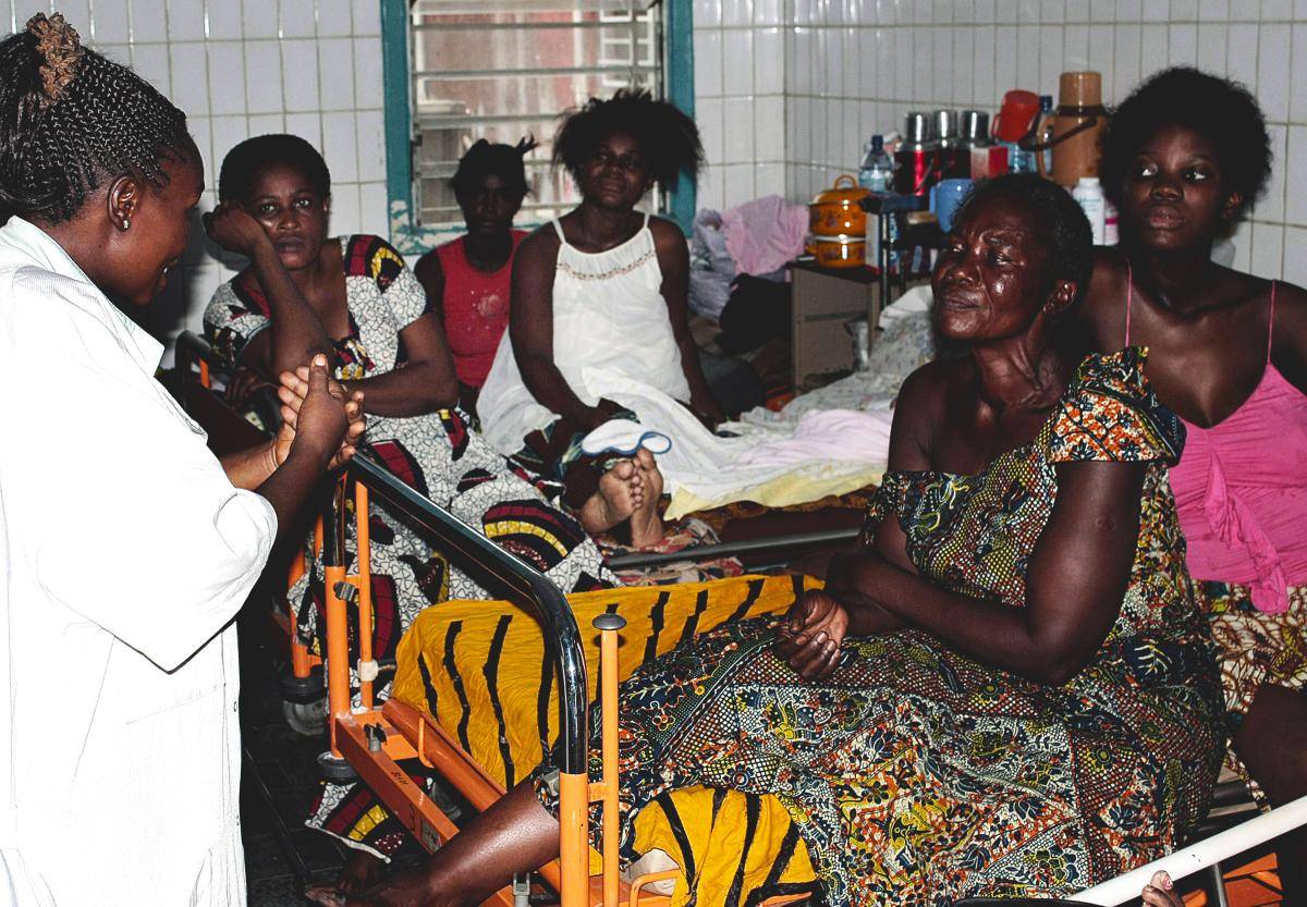 Women admitted to the maternity ward at Roi Baudoin hospital in Kinshasa, Democratic
Republic of the Congo, are counselled by a staff member on 3 March 2010, after having been detained at the hospital for non-payment of medical fees. Photo: Getty Images.