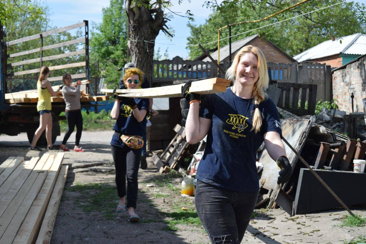 Volunteer camp in Kropyvnytskyi, Ukraine, 2017. Volunteers help reconstruct a house belonging to an activist who had helped the Ukrainian Armed Forces. Photo: Lviv Education Foundation