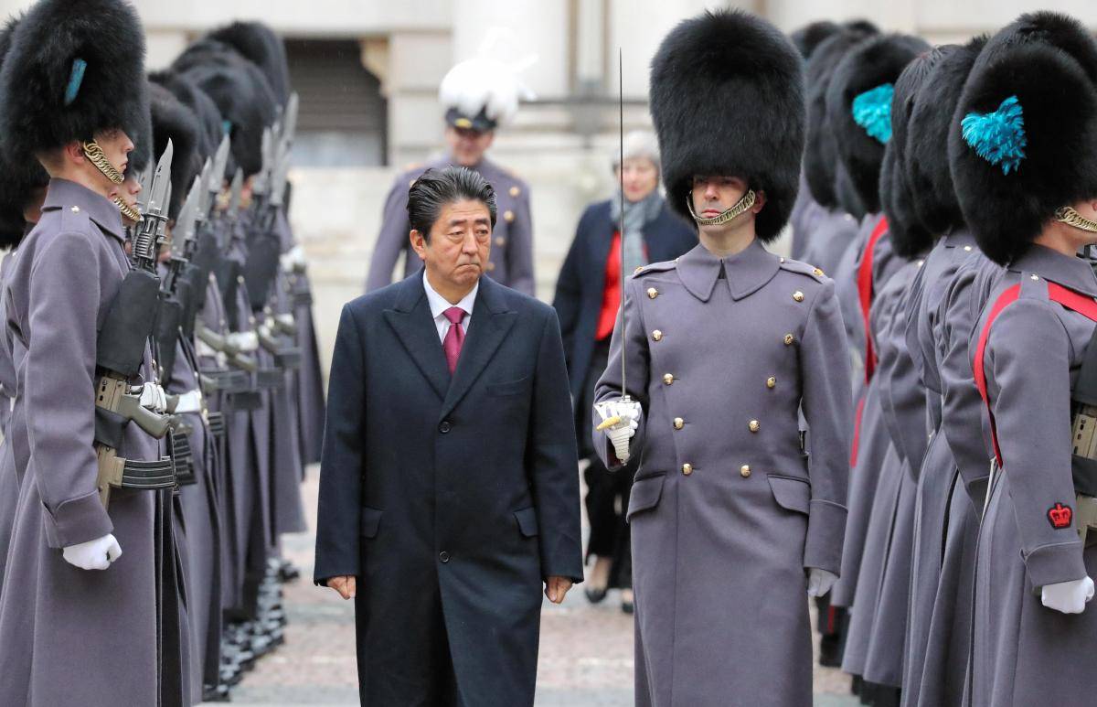 Shinzo Abe reviews an honour guard at the Foreign and Commonwealth office before his meeting with Theresa May on 10 January 2019 in London. Photo: Getty Images