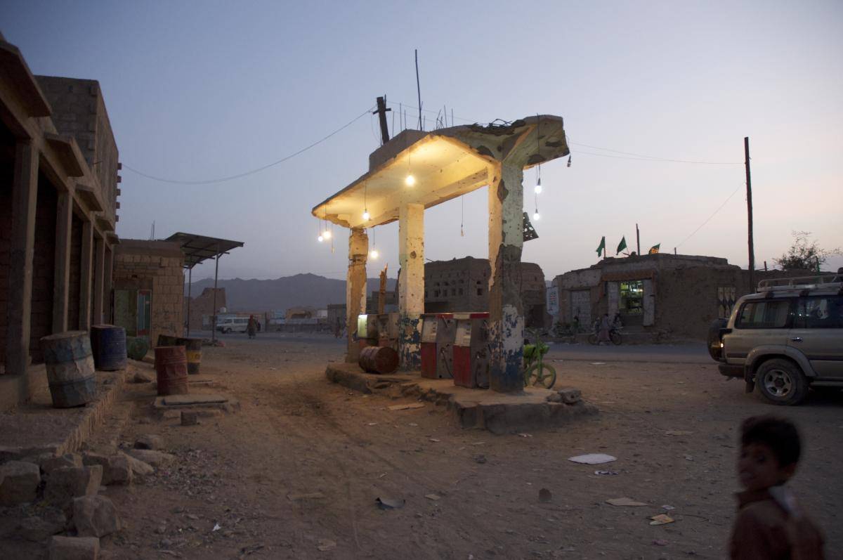 Cover image: A petrol pump near Harf Sufyan, Amran governorate, Yemen,
February 2014.
Copyright © Peter Salisbury