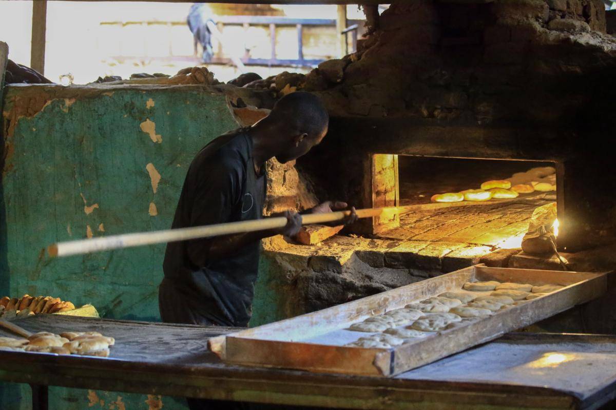 An employee removes bread from the oven at a bakery in the Sudanese capital,
Khartoum, on 24 May 2019. Photo credit: Copyright © Ashraf Shazly/Contributor/Getty Images.