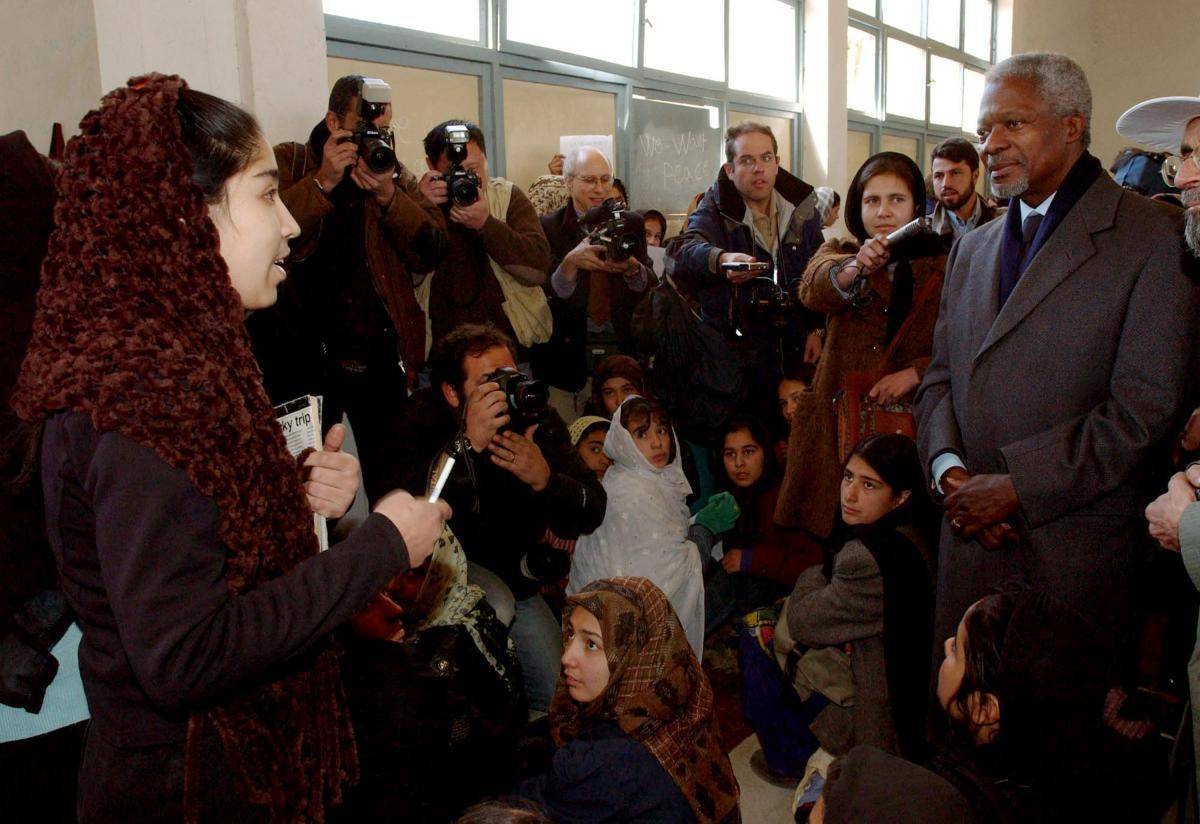 Cover image: Kofi Annan meets with high-school students in Kabul, Afghanistan, in January 2002. Copyright © Chien-min Chung/Getty Photos