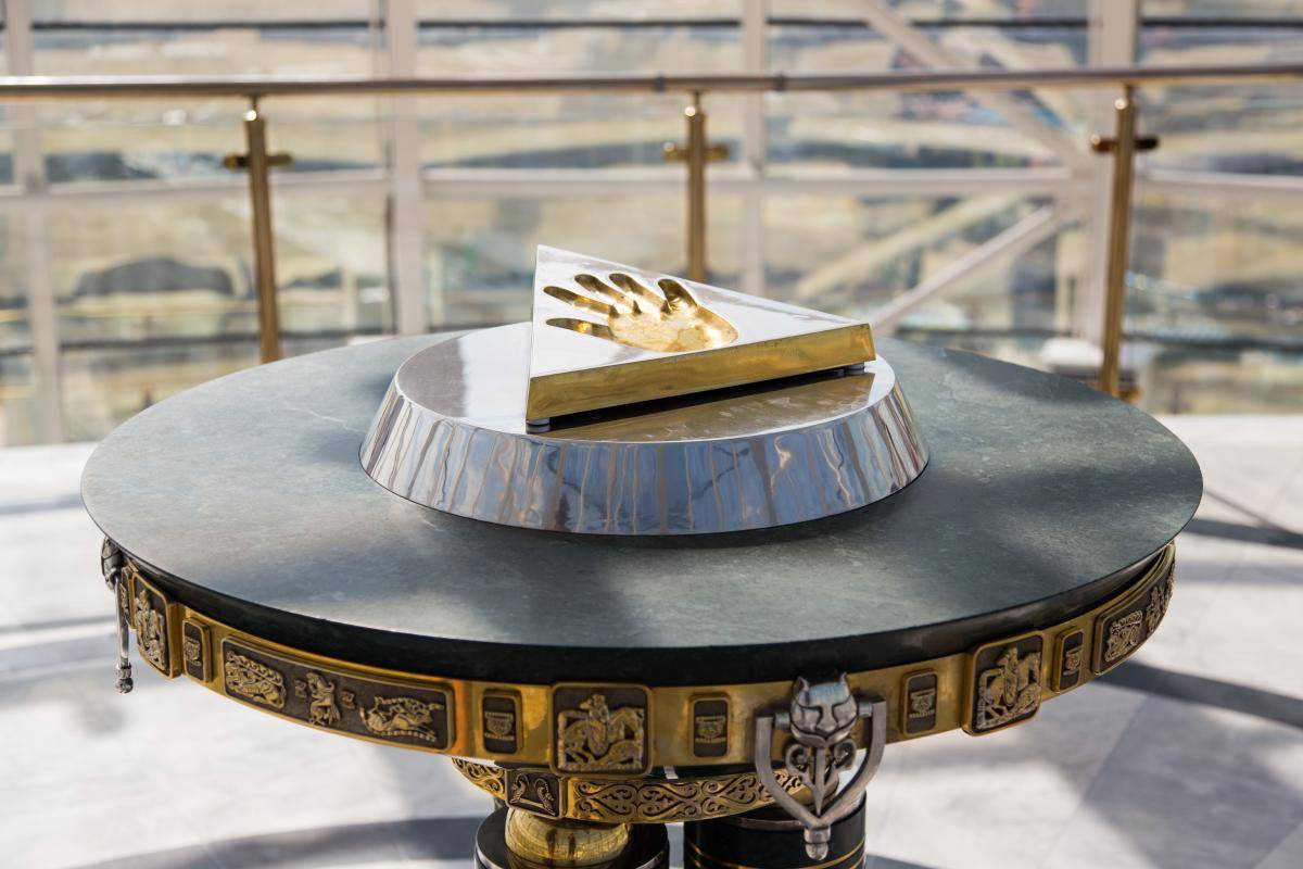 A gilded imprint of the hand of the First President of Kazakhstan, Nursultan Nazarbayev, in Baiterek Tower in the centre of the capital. Photo: Mateusz Atroszko.