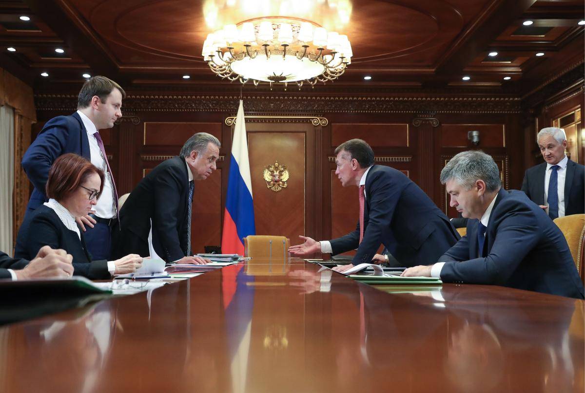 Bank of Russia Governor Elvira Nabiullina, Economic Development Minister Maxim Oreshkin, Deputy Prime Minister Vitaly Mutko, Labour and Social Safety Minister Maxim Topilin, Economy and Finance Department Head Valery Sidorenko, and Russian presidential aide Andrei Belousov (l–r) after a meeting on stimulating economic growth, at Gorki residence, Moscow, on 8 October 2019. Photo: Getty Images.