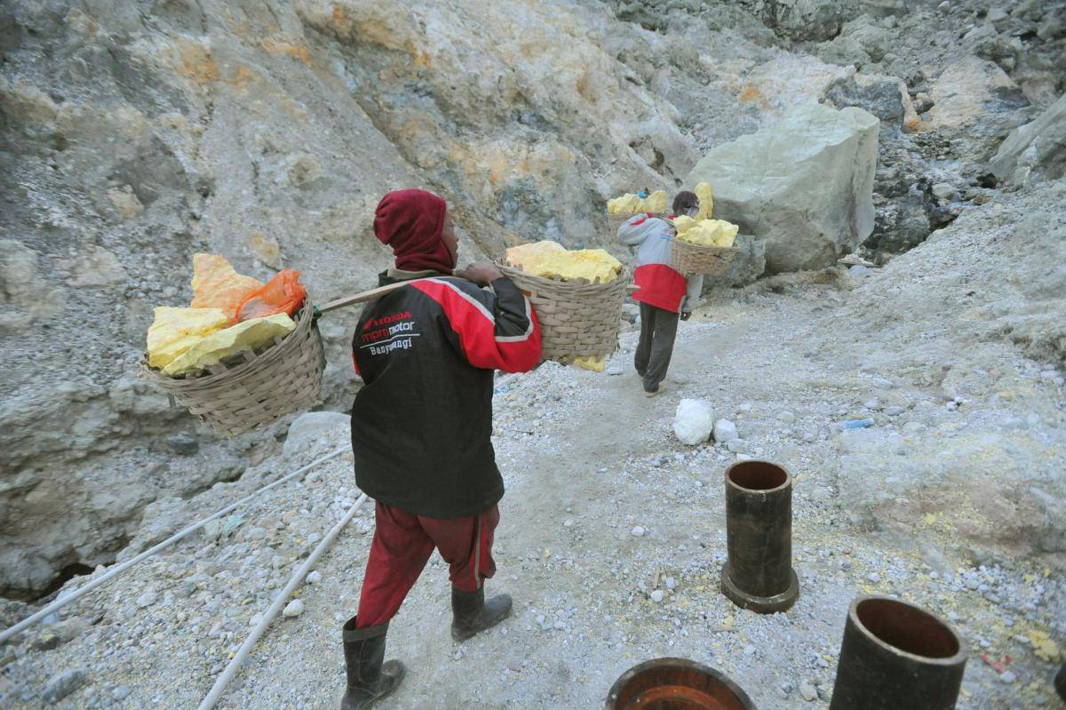 Residents of Mount Ijen take sulphur at Ijen Crater, Banyuwangi, East Java, on 2 July 2018. Photo: Getty Images.