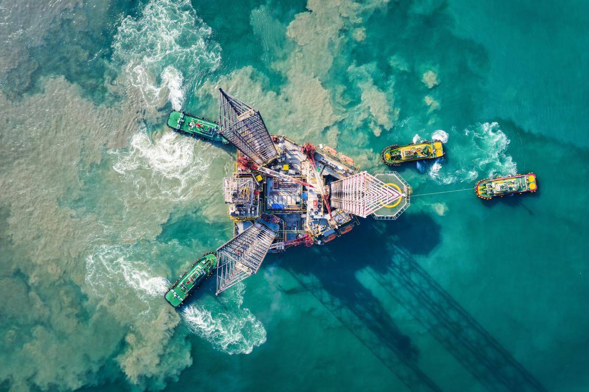 Supply boats towing an oil drilling rig, São Tomé and Príncipe. Photo: Getty Images.