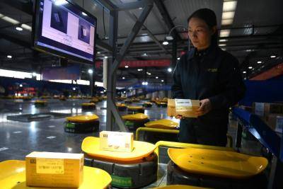Intelligent sorting robots called 'Minions' work at a warehouse in Hefei, China on 9 November 2017. Photo: Getty Images.