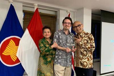 The Ambassador of Indonesia presenting Asia-Pacific Director Ben Bland with the Ambassadors' Award.