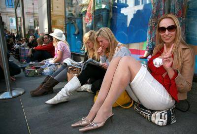  People queue outside Top Shop for the Kate Moss c</body></html>