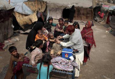 A Pakistani health worker gives polio vaccines to children in the suburbs of Lahore, Pakistan, February 2015. Photo: Associated Press.