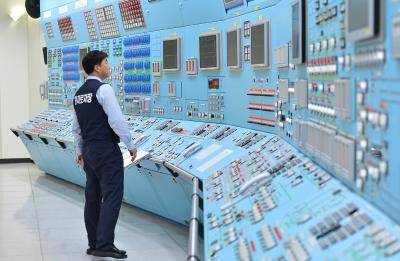 Workers at the Wolsong nuclear power plant participate in an anti-cyber attack exercise, Gyeongju, South Korea. Photo: Getty Images.