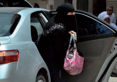 A Saudi woman gets out of the back seat. Photo: Fayez Nureldine/AFP/Getty Images