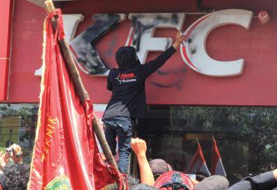 Indonesian students scrawl graffiti on a KFC outlet. Photo: FP/AFP/Getty Images