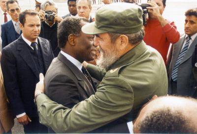 Cuban President Fidel Castro says goodbye to Angolan President Jose Eduardo Dos Santos in Havana on 19 December 1988. Photo by Getty Images.
