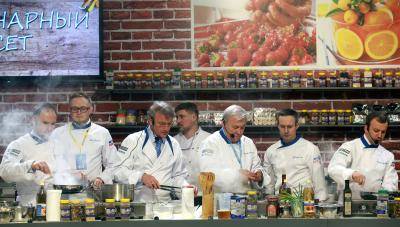 German Gref, Anatoly Aksakov and Deputy Prime Minister Arkady Dvorkovich cooking a dish from Russian food products at Metro Expo 2016. Photo: Getty Images.